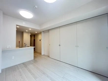 【神奈川県/横浜市西区浜松町】アーデルディア西横浜 LDK：3.5帖の洋室とスライドドアで空間を仕切ることが可能です。