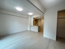 【神奈川県/横浜市西区浜松町】アーデルディア西横浜 洋室：約3.5帖の洋室。（奥）LDKと繋げて使用することも可能です。
