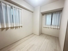【神奈川県/横浜市西区浜松町】アーデルディア西横浜 サービスルーム（納戸）：約5.0帖のサービスルーム。窓が二箇所あり