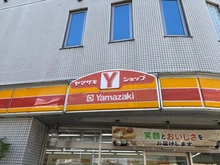 【神奈川県/横浜市都筑区川和町】ザ・パークハウス横浜川和町ガーデン ヤマザキショップ（現地より約338m）