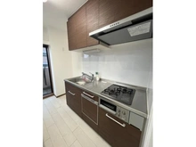 【神奈川県/横浜市神奈川区栄町】アール・ケープラザ横浜III キッチン：【家具調度品は価格に含まれません】