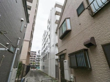 【神奈川県/横浜市南区日枝町】ポートハイム第三吉野町 外観：右奥の白い建物
