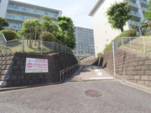 【神奈川県/横浜市西区宮ケ谷】三ツ沢ハイタウン 4号棟 前面道路