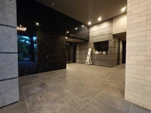 【神奈川県/茅ヶ崎市東海岸南】ヴェレーナグラン茅ヶ崎東海岸 グランドエントランス：日々の暮らしをサポートするコンシェルジュサービス対応。