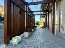 【神奈川県/茅ヶ崎市ひばりが丘】コスモ茅ヶ崎ベルセーヌ アプローチ