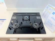 【神奈川県/藤沢市片瀬海岸】ヴィルヌーブ片瀬江ノ島マリンテラス キッチン：三口コンロ