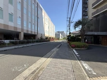 【神奈川県/茅ヶ崎市赤松町】セルテシティオ湘南辻堂 前面道路：大規模修繕中