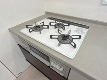 【神奈川県/茅ヶ崎市今宿】第一ハイツ茅ヶ崎サンライフガーデン キッチン：三口コンロ