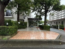 【神奈川県/平塚市菫平】パレ平塚すみれ平参番館 アプローチ