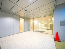 【東京都/新宿区北新宿】ザ・パークハウス新宿タワー 共用部：雨の日でも濡れずに車の乗り降りが可能な「地下エントランス」