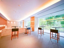 【東京都/新宿区北新宿】ザ・パークハウス新宿タワー ロビー：一角ではパンを提供するカフェ・パンサービス（有料）もあります。