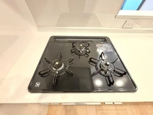 【東京都/新宿区新宿】第32宮庭マンション キッチン：三口コンロ