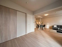 【東京都/渋谷区初台】パークグランディ代々木 サウスレジデンス棟 洋室：約4.7帖（奥：リビング）