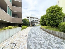 【東京都/渋谷区初台】パークグランディ代々木 サウスレジデンス棟 アプローチ：奥：ウエストレジデンス棟
手前：トップレジデンス棟