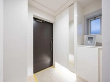 【東京都/渋谷区初台】プラウド代々木初台 玄関：換気窓付