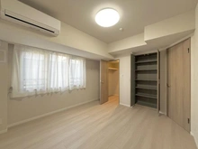 【東京都/新宿区西新宿】フィールМ西新宿 洋室：奥にはウォークインクローゼットがあります