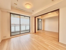 【東京都/新宿区富久町】富久クロスコンフォートタワー LDK：隣接洋室とつながるリビング空間。