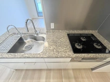 【東京都/新宿区富久町】富久クロスコンフォートタワー キッチン：3口コンロを採用。