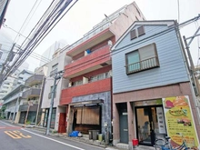 【東京都/新宿区西新宿】キャッスルマンション西新宿 外観：中央の赤い建物