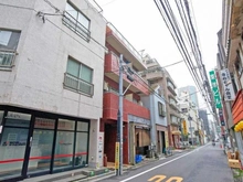 【東京都/新宿区西新宿】キャッスルマンション西新宿 外観：中央の赤い建物