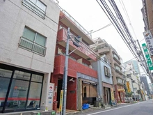 【東京都/新宿区西新宿】キャッスルマンション西新宿 外観：中央の赤い建物