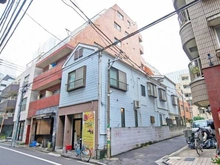 【東京都/新宿区西新宿】キャッスルマンション西新宿 外観：中央左側の赤い建物