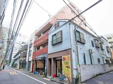 【東京都/新宿区西新宿】キャッスルマンション西新宿 外観：中央左側の赤い建物