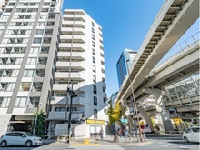 【東京都/新宿区西新宿】陽輪台西新宿 外観：写真中央の建物