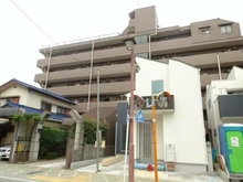 【東京都/三鷹市下連雀】パロス三鷹 外観：写真中央後方のマンション
