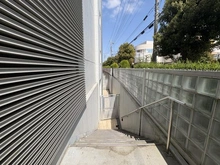 【東京都/調布市国領町】コナ・ヴィレッジ調布国領 階段：外へ続く階段