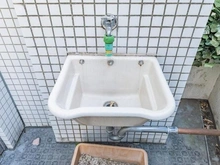 【東京都/目黒区八雲】ワイズ八雲都立大 テラス：テラスには嬉しいスロップシンク付