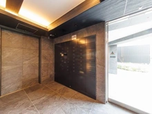 【東京都/世田谷区代田】デュオステージ下北沢 エントランス：メールBOX一体型宅配ボックス