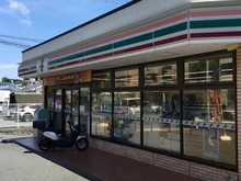 【神奈川県/横浜市南区永田山王台】コスモヒルズ永田山王台 セブンイレブン 横浜六ッ川2丁目店（現地より約526m）