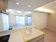 【東京都/墨田区向島】エクレール向島 LDK：キッチンから望むリビングダイニング