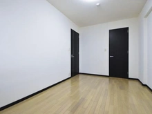 【東京都/立川市富士見町】レガリア 洋室：約7.7帖
ウォークインクローゼット付き