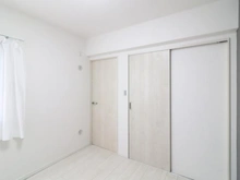 【東京都/葛飾区柴又】ライオンズマンション柴又 洋室：約4.7帖
ウォークインクローゼット付き