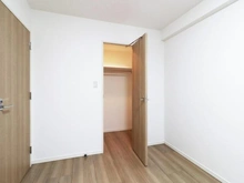 【東京都/東大和市桜が丘】サンクレイドル玉川上水 洋室：約6.2帖
ウォークインクローゼット付き