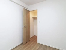 【東京都/東大和市桜が丘】サンクレイドル玉川上水 洋室：約5.2帖
ウォークインクローゼット付き