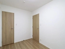 【東京都/東大和市桜が丘】サンクレイドル玉川上水 洋室：約5.2帖
ウォークインクローゼット付き