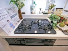 【神奈川県/横浜市神奈川区松見町】アンバサダー横浜松見町 キッチン：三口コンロ