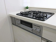 【東京都/府中市住吉町】ヴェルドミール多摩川 キッチン：三口コンロ