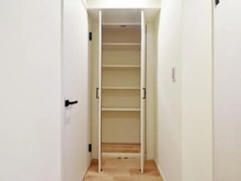 【東京都/多摩市落合】プロムナード多摩中央 1号棟 廊下：収納