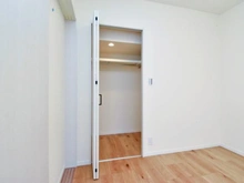 【東京都/多摩市落合】プロムナード多摩中央 1号棟 洋室：約6.2帖
ウォークインクローゼット付き