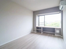 【神奈川県/川崎市麻生区上麻生】新百合ヶ丘パークハウス 洋室：約9.0帖
約2.6帖のウォークインクローゼット付き