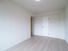 【神奈川県/川崎市麻生区上麻生】新百合ヶ丘パークハウス 洋室：約9.0帖
約2.6帖のウォークインクローゼット付き