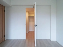 【神奈川県/川崎市麻生区上麻生】新百合ヶ丘パークハウス 洋室：約9.0帖
約2.6帖のウォークインクローゼット付き