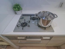 【神奈川県/川崎市麻生区上麻生】新百合ヶ丘パークハウス2番街 キッチン：三口コンロ