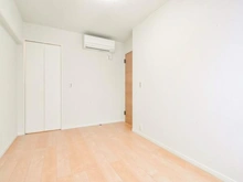 【神奈川県/川崎市多摩区枡形】グレイス向ヶ丘遊園 洋室：約6.0帖
ウォークインクローゼット付き