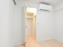 【神奈川県/川崎市多摩区枡形】グレイス向ヶ丘遊園 洋室：約4.1帖
ウォークインクローゼット付き