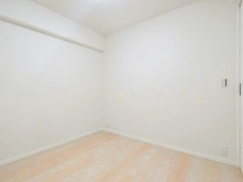 【神奈川県/川崎市多摩区枡形】グレイス向ヶ丘遊園 洋室：約4.1帖
ウォークインクローゼット付き